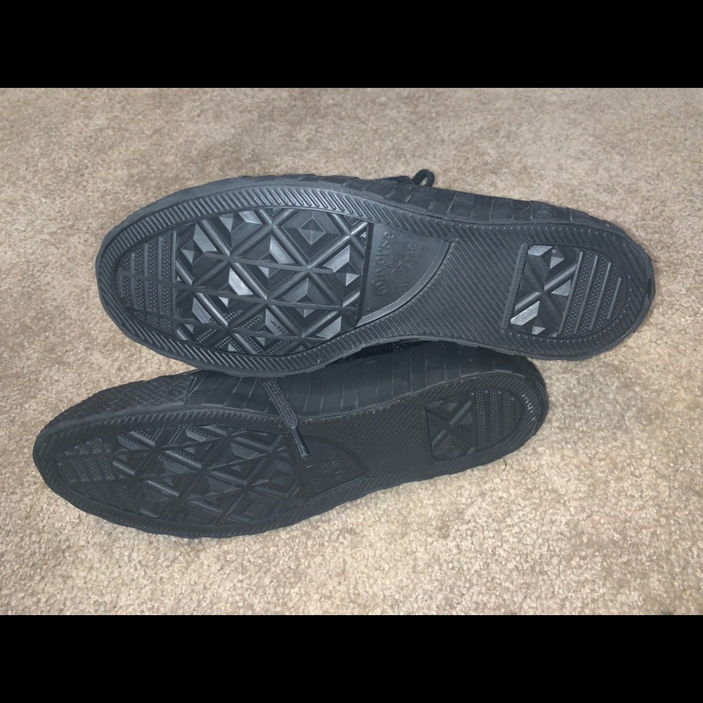 Womens converse shoe size 10! Worn once, with box!